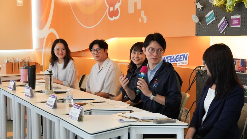 青年局長林楷軒(右二)與威捷生醫副總經理黃妍心(右一)及實習生林佩玉(中)、劉梓淇(左二)及郭又禎(左一)現場交流,了解青年實習內容及職涯發展。 青年局長林楷軒(右二)與威捷生醫副總經理黃妍心(右一)及實習生林佩玉(中)、劉梓淇(左二)及郭又禎(左一)現場交流,了解青年實習內容及職涯發展。