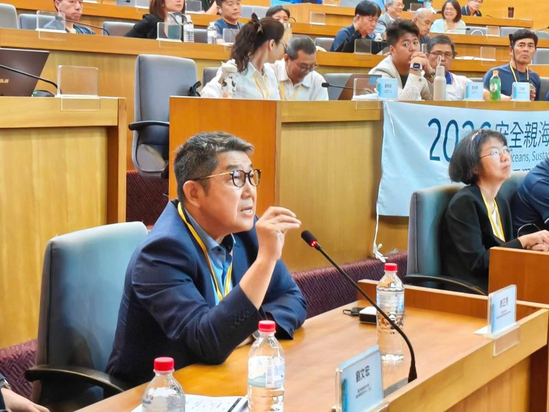 圖說:國立臺灣大學康正男教授於論壇提問並就論壇議題進行交流。 圖說:國立臺灣大學康正男教授於論壇提問並就論壇議題進行交流。