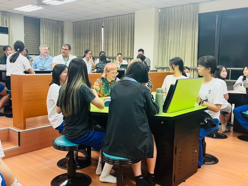 德國參訪團造訪高雄女中,跟學生一起用英語討論AI議題。 德國參訪團造訪高雄女中,跟學生一起用英語討論AI議題。
