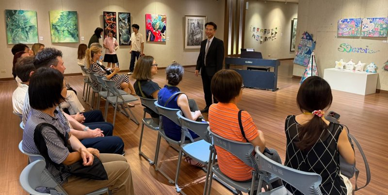 德國參訪團參觀鳳新高中學生的美術作品展。 德國參訪團參觀鳳新高中學生的美術作品展。