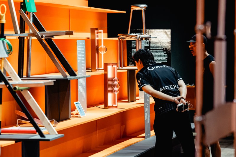 主題展《安全第一》以H型鋼為靈感打造展台,展示多件設計產品與金屬家具。 主題展《安全第一》以H型鋼為靈感打造展台,展示多件設計產品與金屬家具。