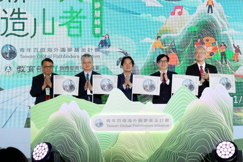 總統賴清德(中)、教育部次長劉國偉(左二)、外交部次長吳志中(右一)、原住民族委員會杜張梅莊副主委(左一)與高雄市長陳其邁(右二)連袂出席「115年青年百億海外圓夢基金計畫」成果交流展,共同支持青年勇敢跨海圓夢、開拓國際視野。 總統賴清德(中)、教育部次長劉國偉(左二)、外交部次長吳志中(右一)、原住民族委員會杜張梅莊副主委(左一)與高雄市長陳其邁(右二)連袂出席「115年青年百億海外圓夢基金計畫」成果交流展,共同支持青年勇敢跨海圓夢、開拓國際視野。