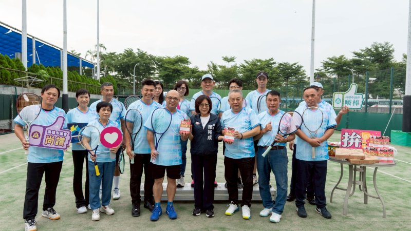 漾新聞|康裕成送面膜授旗　議會軟網隊笑喊要奪冠又亮麗