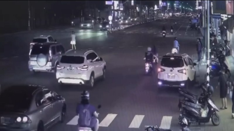 漾新聞|鳳山馬路驚見女子跳舞　警即刻介入避免意外