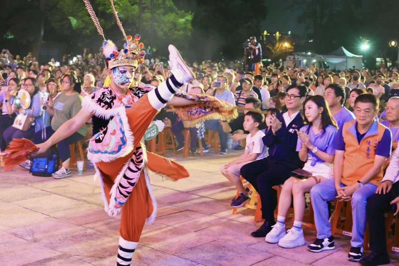 漾新聞|萬年季火獅燃夜空 陳其邁祈願民心淨化