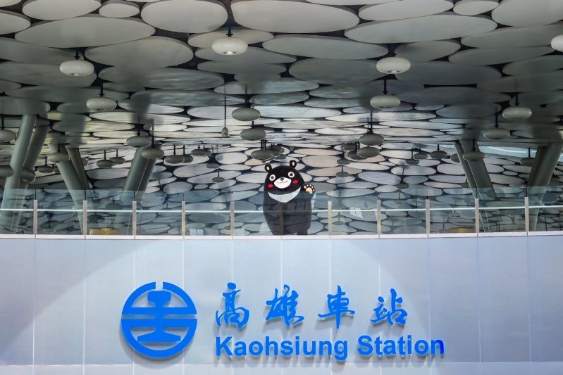 漾新聞|高雄熊變裝出沒！萬聖節快閃嗨翻車站　熊寶粉絲搶拍「不給糖就搗蛋」