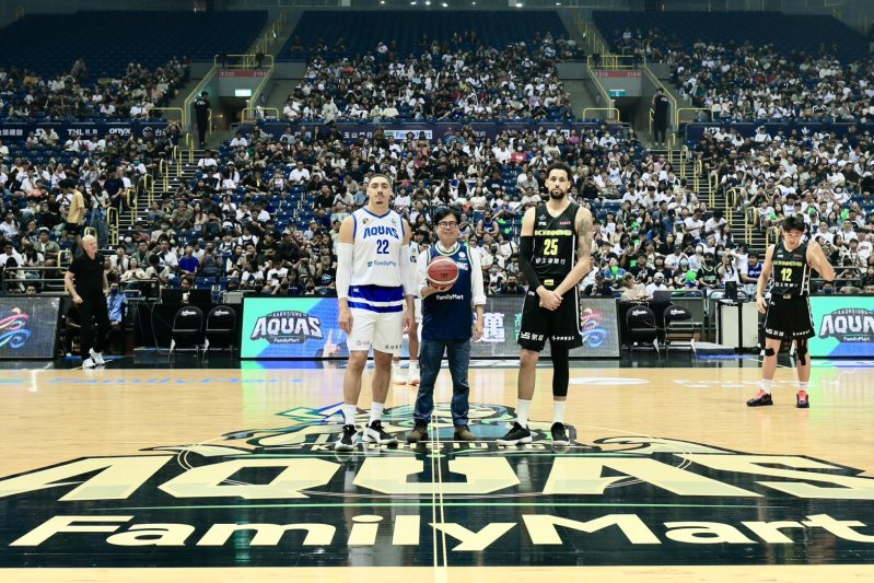 漾新聞｜神隊友陳其邁穿1號球衣開球　力挺高雄全家海神主場開幕戰