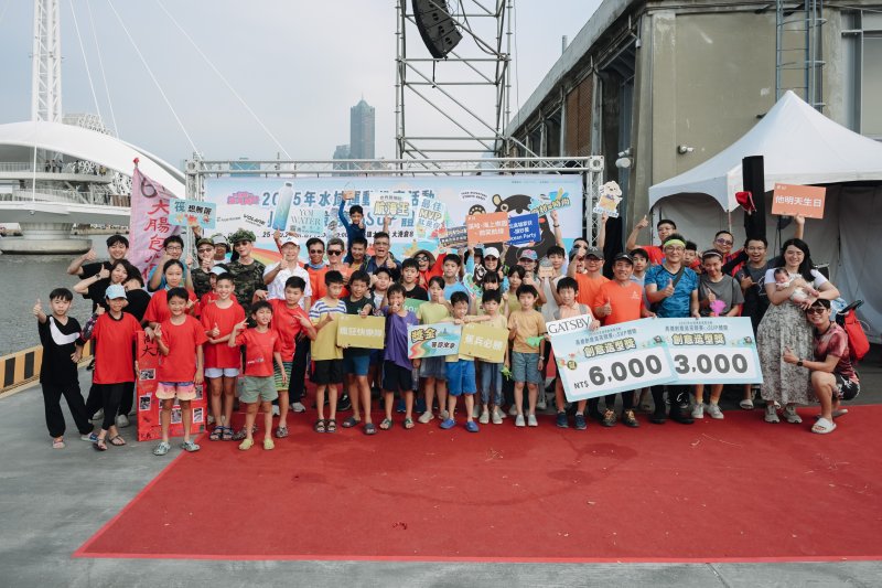 漾新聞｜萬人湧進大港橋觀賽！百隊創意船筏乘風破浪「2025高雄創意造筏競賽」熱力完賽