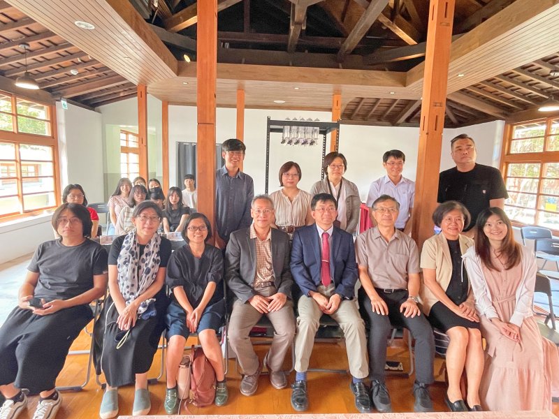 漾新聞｜AI與詩人余光中共鳴 中山大學雙聯展感受光影與靈光對話