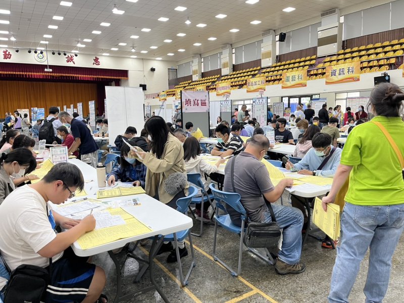 漾新聞｜高雄火車站徵才逾1,500職缺登場 勞工局推就業獎勵 輔助不同族群安心重返職場