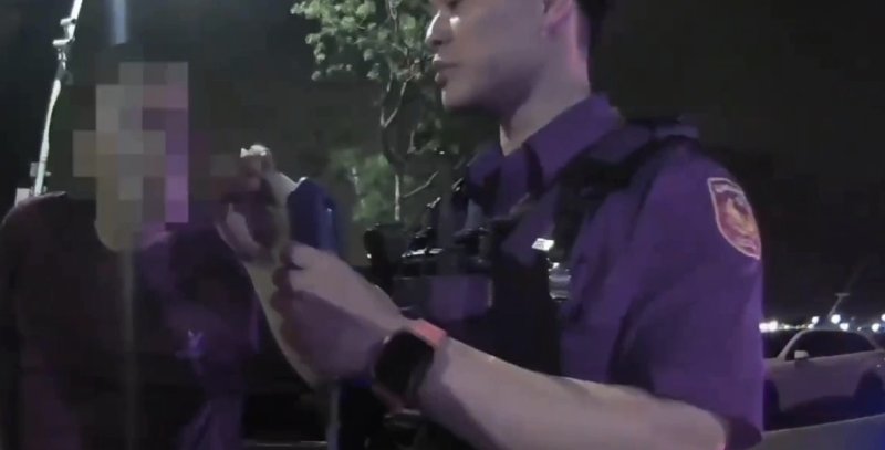 漾新聞|方向燈亂閃惹警疑！老翁拒測酒駕遭重罰18萬　車牌吊扣2年直接移置