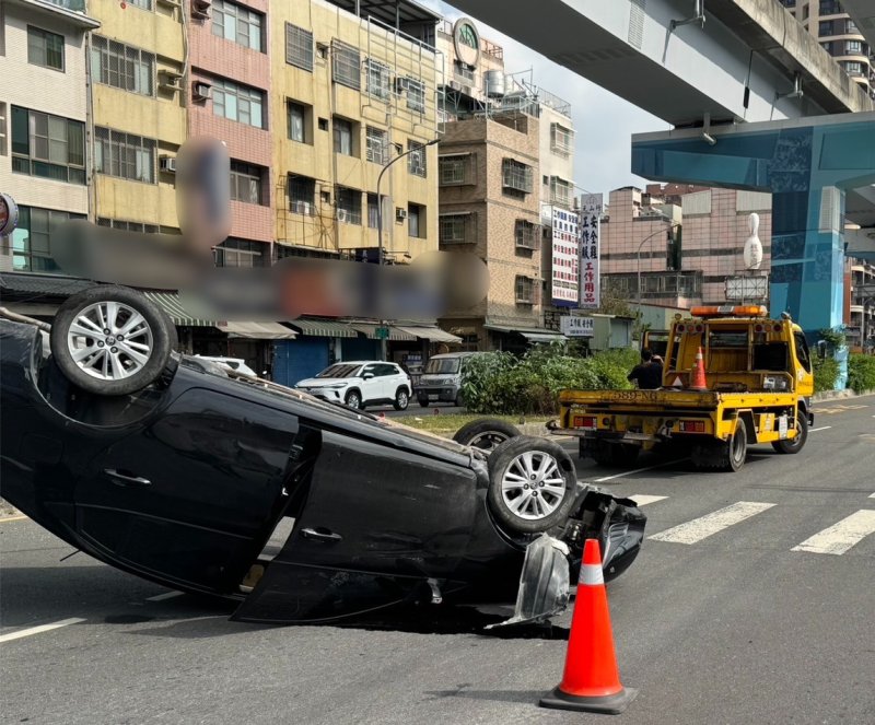 漾新聞|21歲女駕駛清晨驚魂！ 疑疲勞駕駛自撞分隔島 車翻四輪朝天仍奇蹟無恙