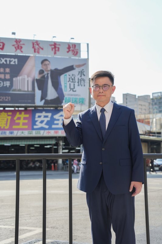 漾新聞|賴瑞隆新看板亮相！深藍西裝＋鉛球姿勢 宣示「承擔遠見」競逐市長