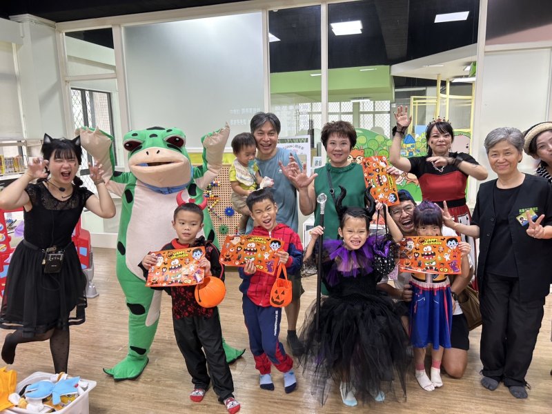 漾新聞|《萌童出沒！鼓山圖書館驚見小吸血鬼與南瓜怪》  幼童踩街炸裂全場