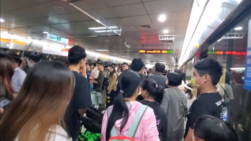 漾新聞|人潮爆量！衛武營站湧入4萬人 高捷加密班距加派閘門疏運