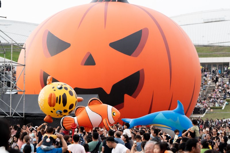 漾新聞| 22公尺巨南瓜太吸睛！三天60萬人擠爆高雄萬聖節