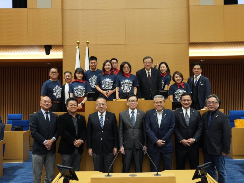 漾新聞| 高雄T搭紅絲巾驚豔橫濱！康議長率團深化姊妹港情誼