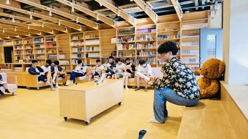 漾新聞|鼓山高中晨讀風潮大爆發　校長陪讀兩年1432人次湧入圖書館