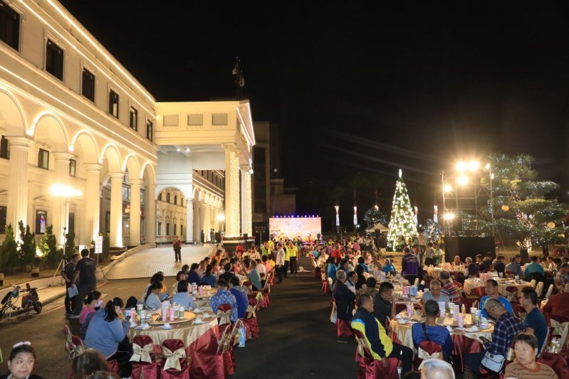 漾新聞｜議會寒冬送暖辦桌開席 攜手弱勢戶慈善團體在聖誕燈海中圍爐