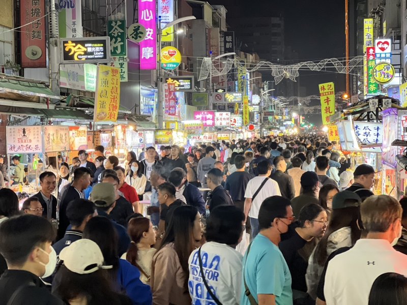 漾新聞｜六合夜市深夜爆滿　攤商喊業績翻倍感謝市府