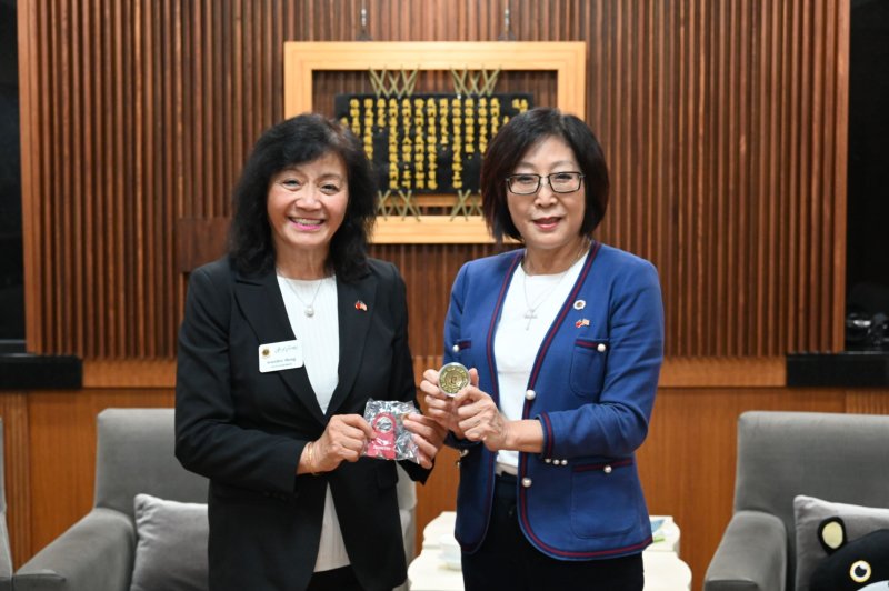 漾新聞｜跨國同窗情深回高雄　喜瑞市議員與康議長重逢合影市長