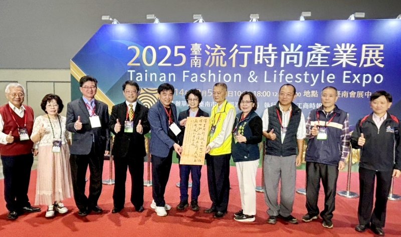 漾新聞｜重量級書法家齊聚揮毫　高雄高工校友為臺南時尚展寫下最暖一筆