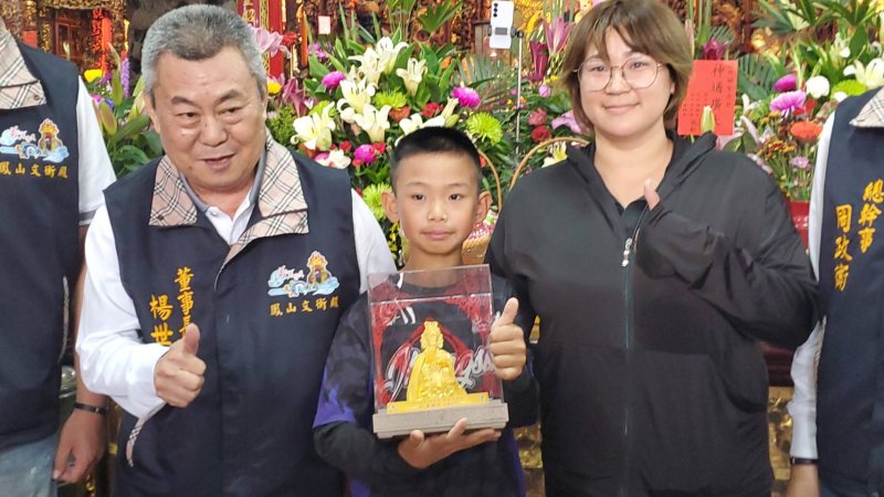 漾新聞|小五10歲童連14聖杯 獨得鳳山文衡殿價值50萬「金關帝」