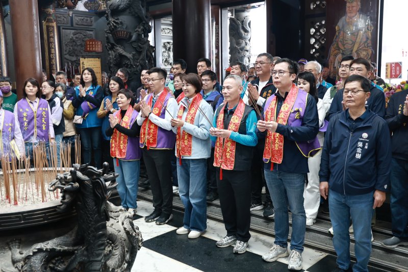 漾新聞｜元宵擔桃慶上元　許淑華出席松柏嶺受天宮團拜　揭8,888斤米糕桃祈福