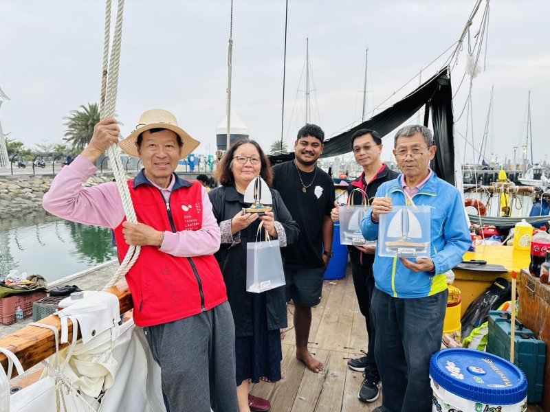 漾新聞|帛琉無私分享號抵高雄港　前鎮大潭致贈雷雕帆船傳情