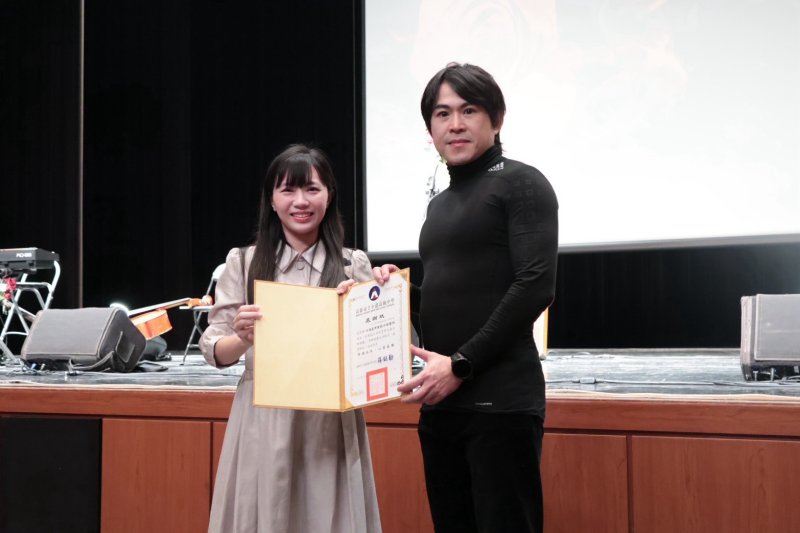 漾新聞｜急診故事化作搖滾旋律　玫瑰墓樂團唱進小港高中生命課