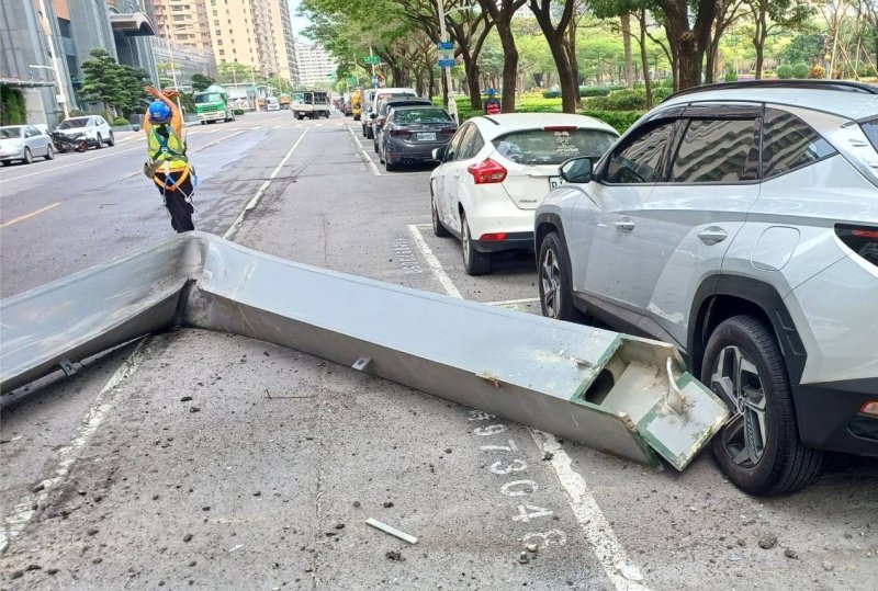 漾新聞|農十六工地鋼架墜落砸車引恐慌陳美雅痛批人禍要求停工