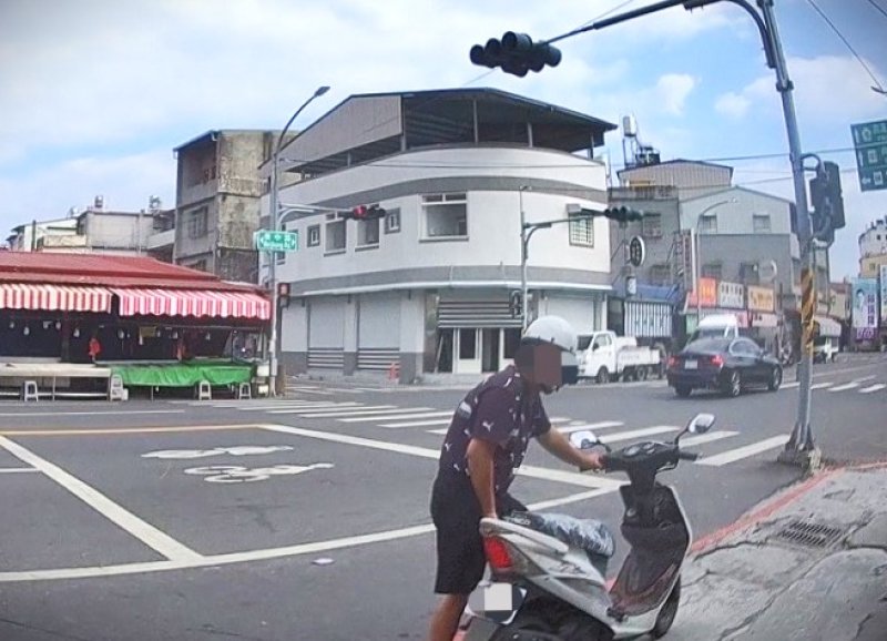 漾新聞|警協助機車故障受困路旁民眾