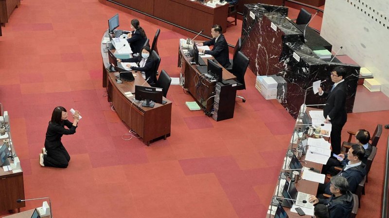 漾新聞|高市議員議事廳向市長陳其邁下跪 不忍不當拆除引居民全身潑灑汽油欲焚身抗議