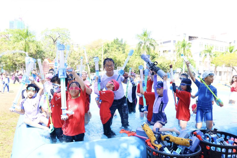 漾新聞｜打水仗願望成真 新上國小打造最大水樂園嗨翻兒童節