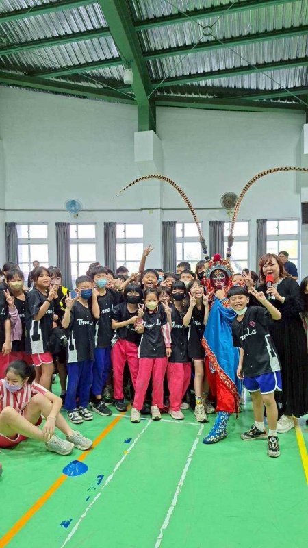 漾新聞| 小丑魔術變臉齊發！橋頭國小童樂會嗨翻兒童節