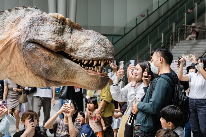 漾新聞| 恐龍快閃攻佔高雄車站！兒童節酷樂園熱鬧提前暖身