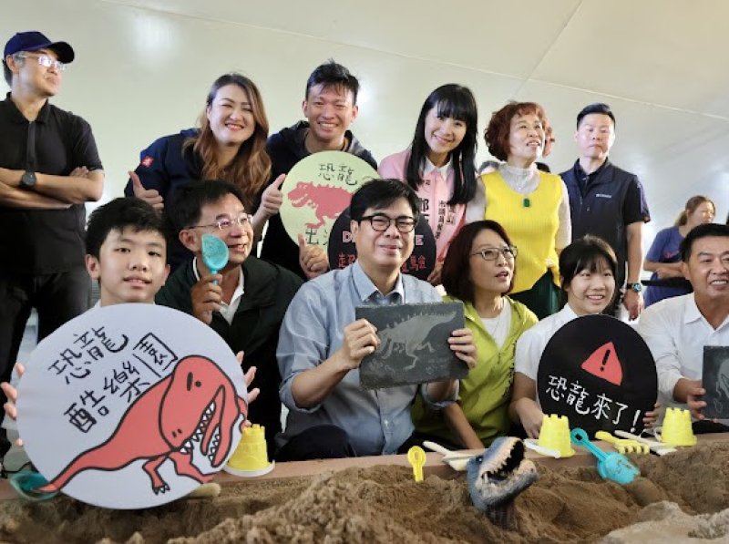漾新聞| 恐龍降臨衛武營！兒童節首日湧25萬人嗨翻全場