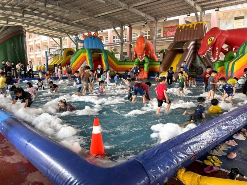 漾新聞｜岡山國小變身氣墊樂園 何爺爺跳跳屋嗨翻全場