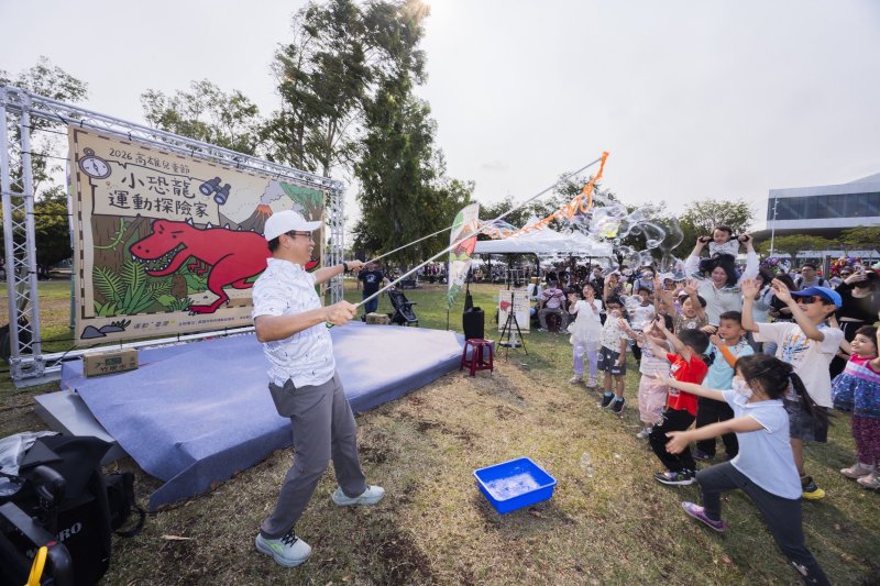 漾新聞｜恐龍探險運動派對 首日兩千親子嗨翻衛武營