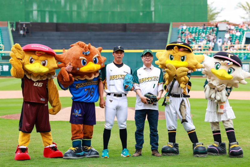 漾新聞| 台鋼雄鷹主場開幕戰爆滿 澄清湖湧萬人熱潮