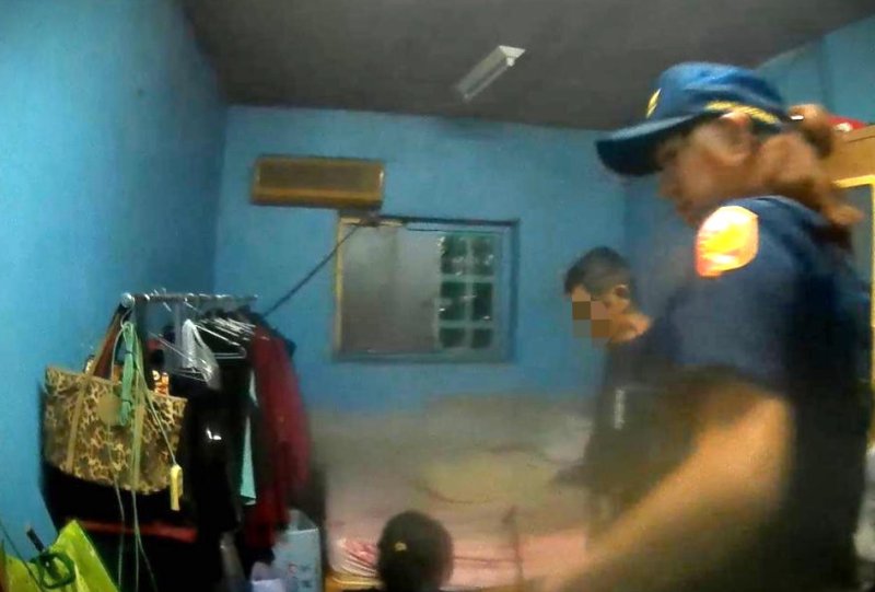 漾新聞|警救援跌坐地上無力起身婦人