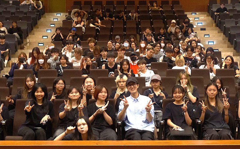 漾新聞| 從觀看到創作轉化 邱昊奇進校分享表演職涯與思辨力