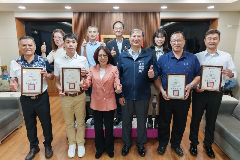 漾新聞｜全國模範勞工出爐 康裕成頒獎致敬高雄四大英雄