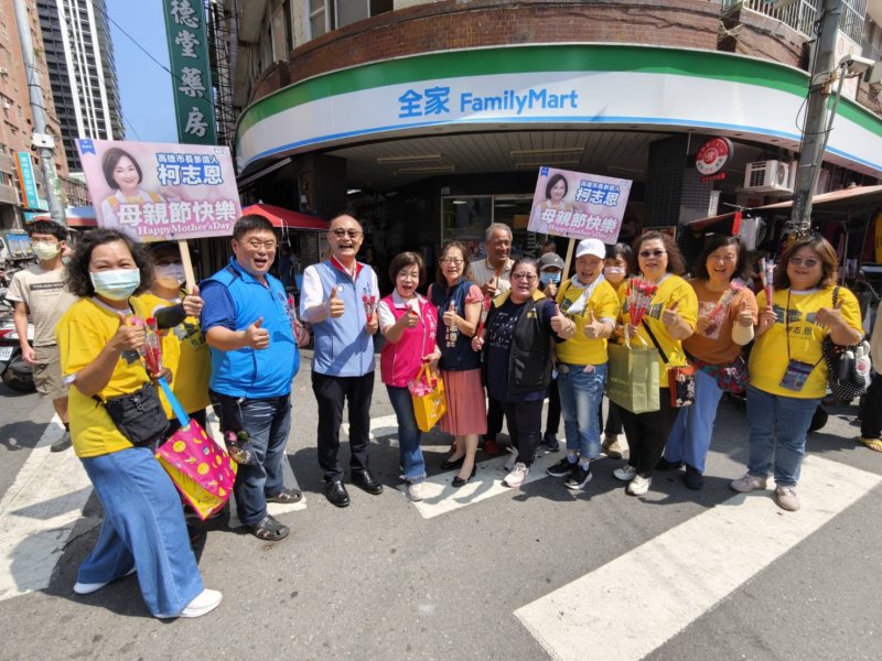 漾新聞｜柯志恩母親節前夕送暖　三民建興市場康乃馨飄香傳祝福