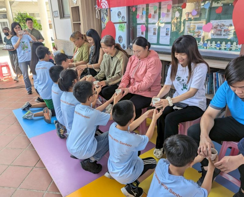 漾新聞｜三侯國小母親節敬茶感恩　禮義廉恥揭牌深化品德教育