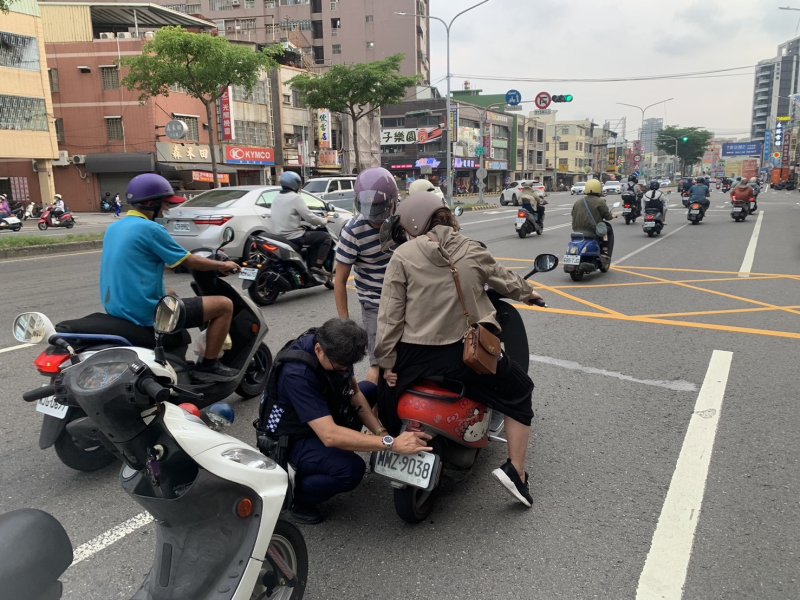 漾新聞｜長裙捲入機車後輪驚魂一刻 鳳警徒手排除危機化解險境