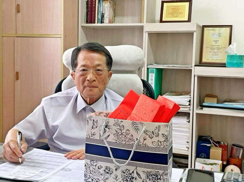 漾新聞|劉清元總裁核發美濃中小學畢業生紅包