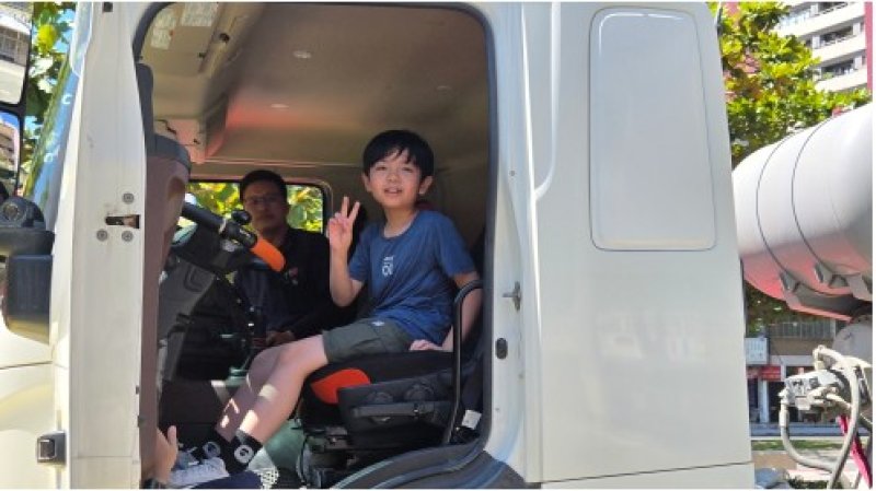 漾新聞｜巨無霸預拌車開進龍華國小　孩子坐上駕駛座驚呼看不見