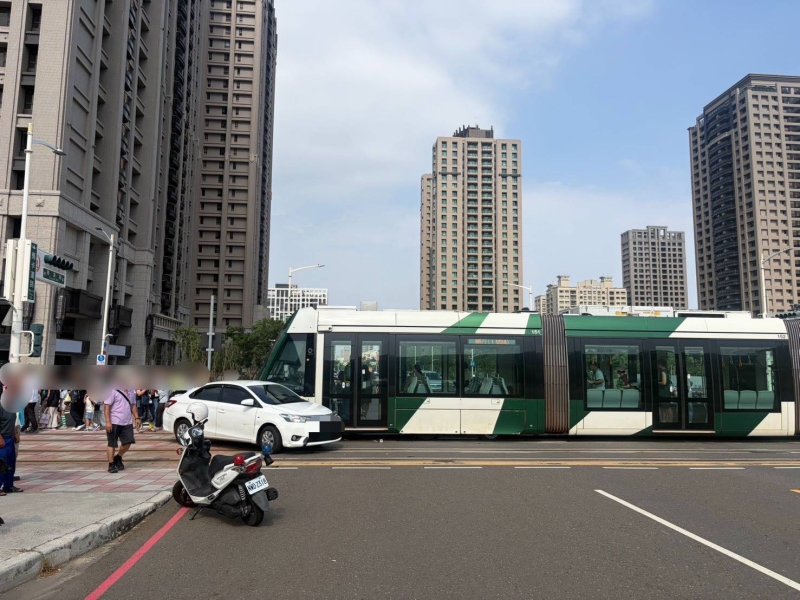 漾新聞｜青海路輕軌遭闖紅燈車碰撞　全線一度降級運轉警依法送辦