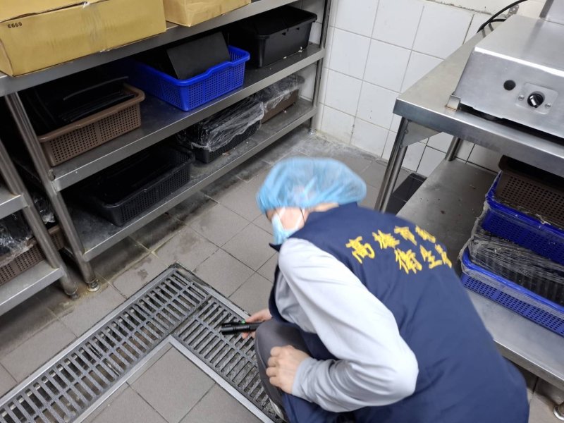 漾新聞｜三民餐廳餐桌見蟑螂　衛生局查證屬實將裁罰